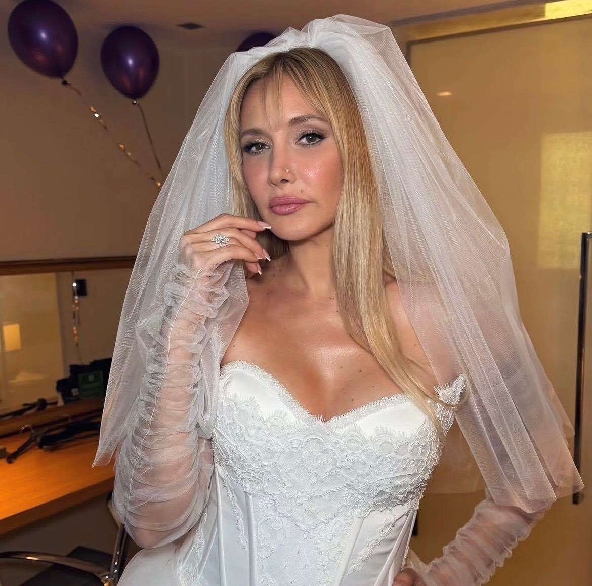 İstanbul’un Yoğun Temposundan Kaçarak Marmaris’e Yerleşen  Şarkıcı Gökçe Evlendi 3